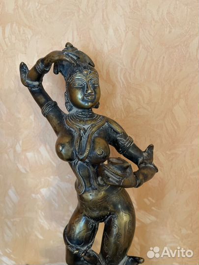 Бронзовая статуэтка девушка