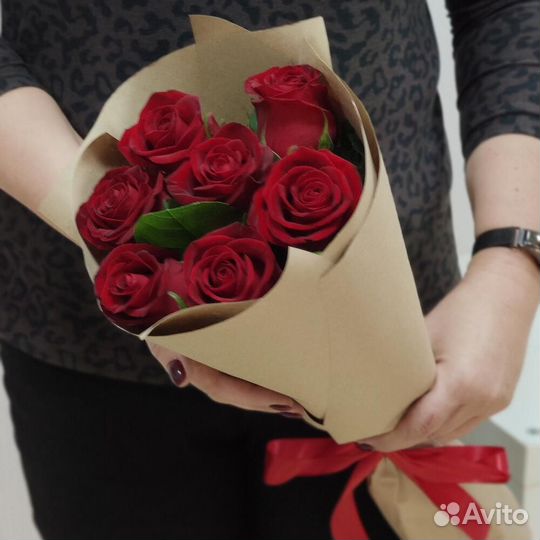 Букет из красных роз 50 см. 7 шт. в крафте