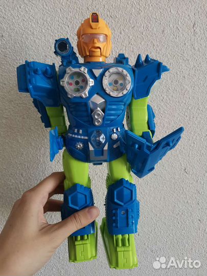 Игрушка робот на батарейках