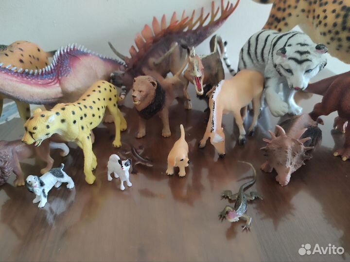 Набор фигурок динозавров и животных