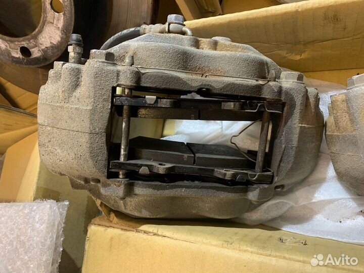 Комплект оригинальных передних тормозов LC 200