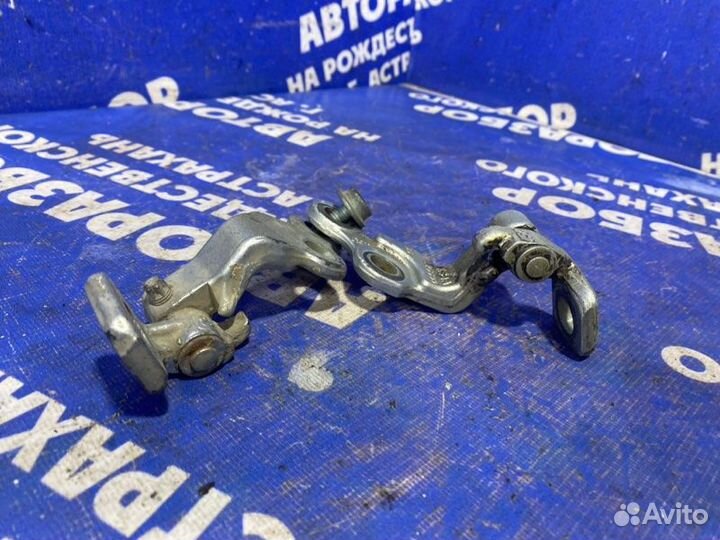 Петля двери Ford Focus 1 седан 2004