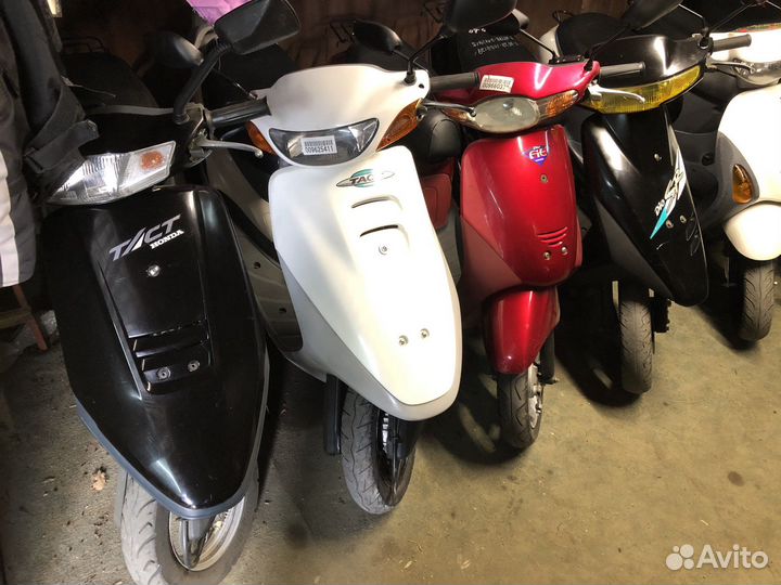 Японский мопед Honda с контейнера