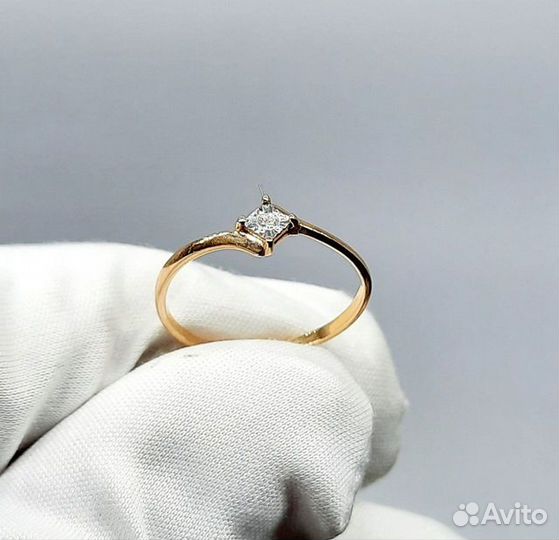 Кольцо с природным камнем Золото