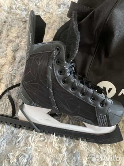 Набор из коньков, сумки и шайбы