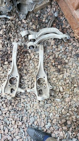 Кулак поворотный передний левый правый Genesis G80