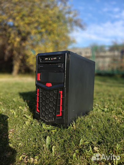 Core i7 (Xeon) 32GB / RX 580 8GB / SSD