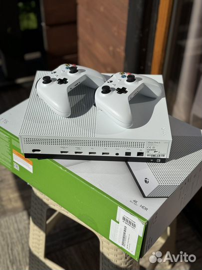 Xbox one s 2 геймпада 1tb