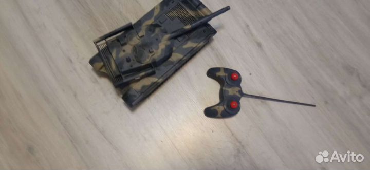 Танк с пультом
