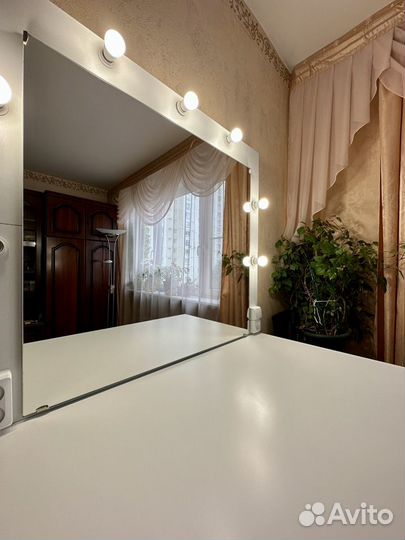 Гримерный столик с зеркалом и лампочками