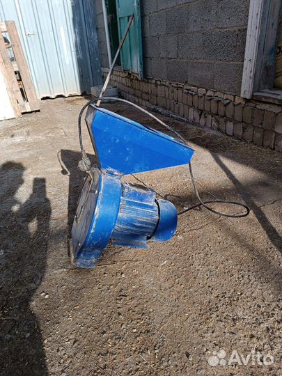 Мельница рушилка для зерна