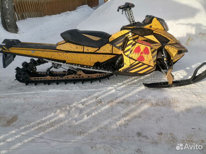 BRP Sammit X 154 800 E-TEC