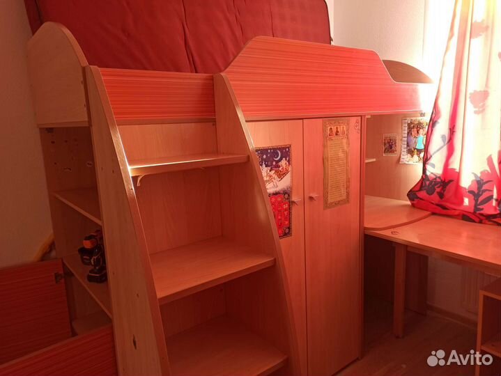 Детская кровать чердак со столом и шкафом