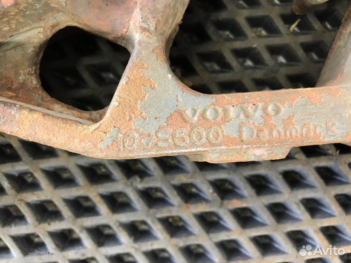 1075600 Кронштейн переднего амортизатора нижний