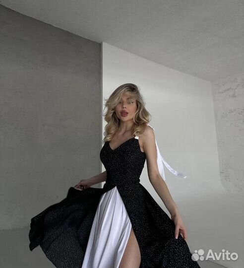 Платье с разрезом