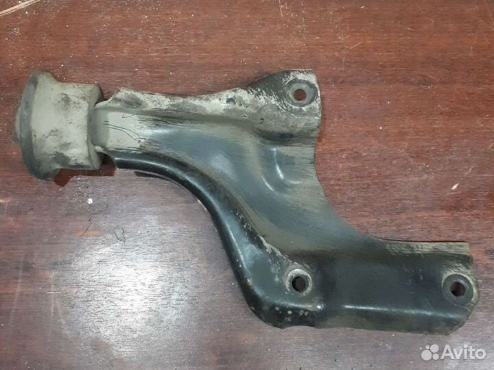 Передний кронштейн двигателя ауди 80 б4