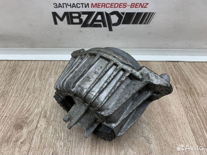 Подушка двигателя Mercedes W204