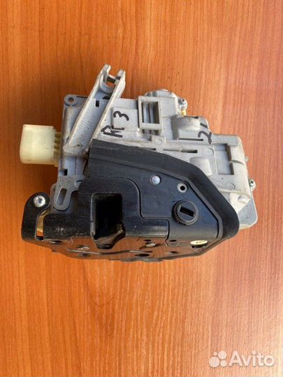 Замок двери задний правый Vw Passat B6 cbdc