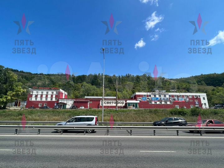 Здание с земельным участком