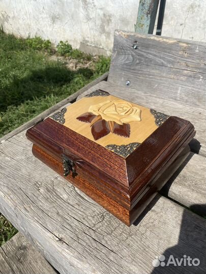Шкатулка из красного дерева