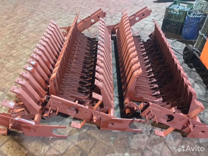 Труба с кронштейнами лапами на пресс подборщик прф