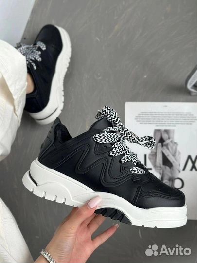 Кроссовки женские новые