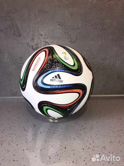 Футбольный мяч adidas brazuca