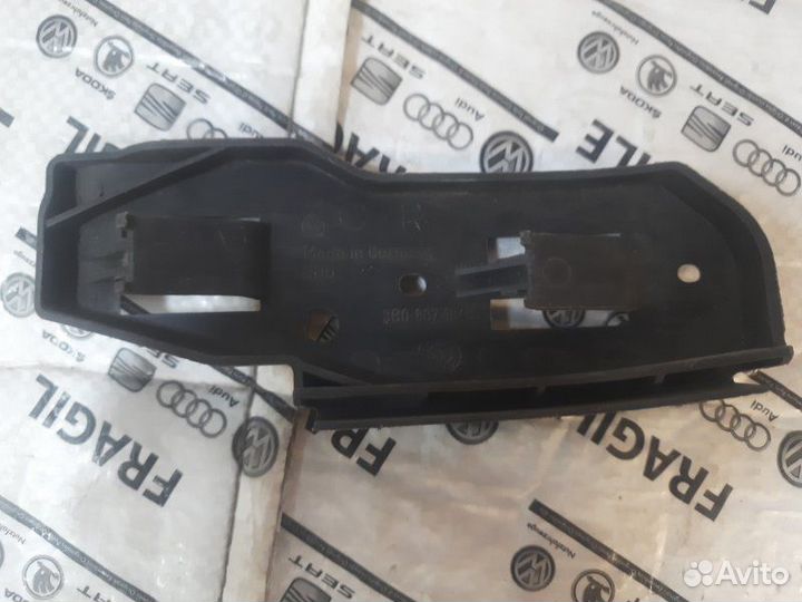 Кронштейн бампера передний правый Volkswagen