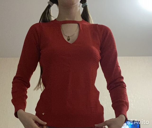 Кофта с вырезом