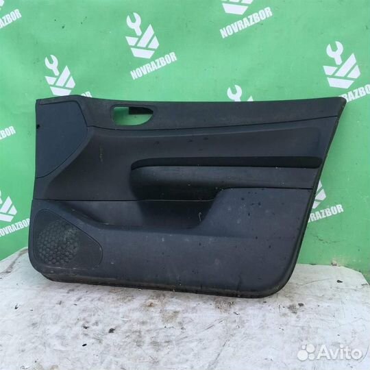 Обшивка двери передней правой Пежо 307