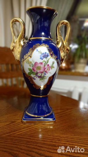 Ваза с золотыми ручками в виде лебедей