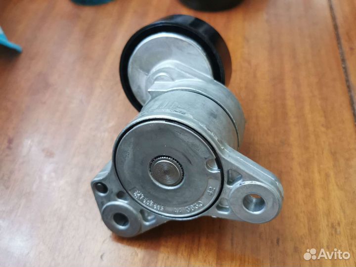 Натяжитель привода ремня грм MW400123