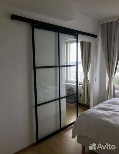 Стеклянная перегородка для зонирования комнаты