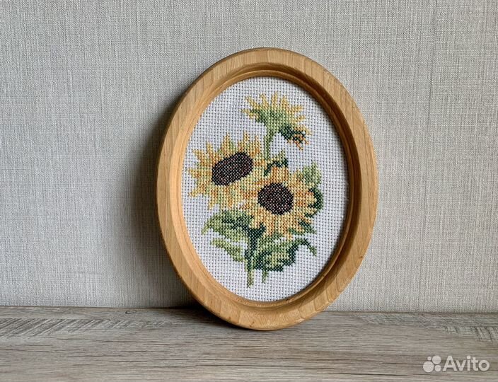 Вышивка крестом в деревянной рамке