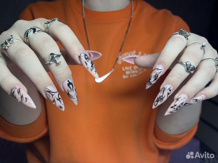 Модель на маникюр