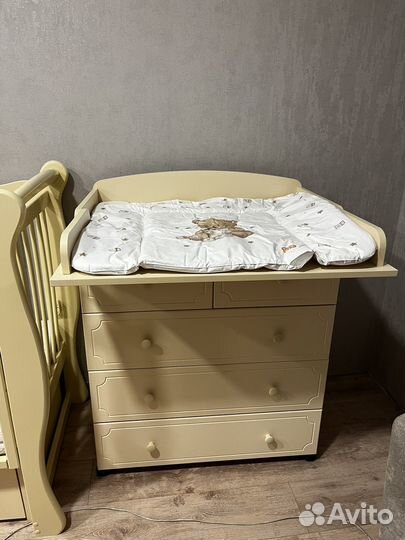Детская кроватка и пеленальный комод