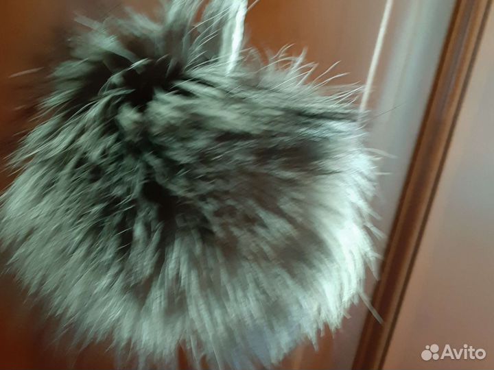 Шапка вязанная из пряжи кашемир. Помпон -песец