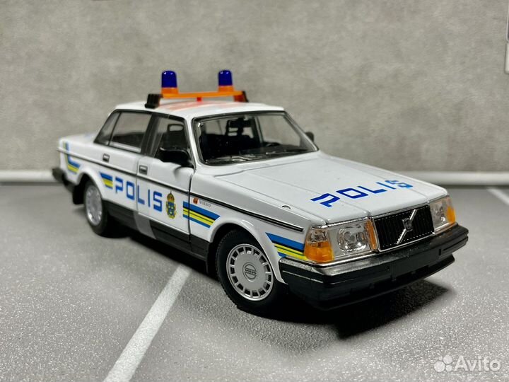 Коллекционная модель Volvo 240 Polis 1:24 Welly