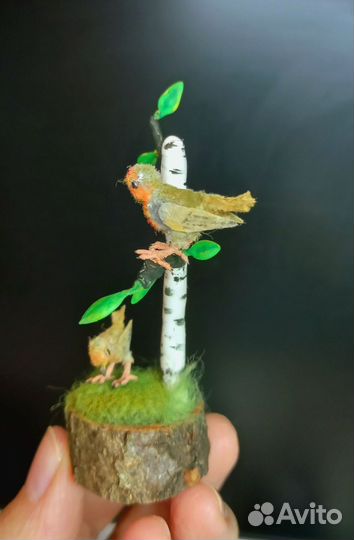 Зарянка с птенцом, вязаная миниатюра