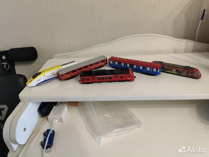 Парковка,Поезд игрушка в ас-те, машинки