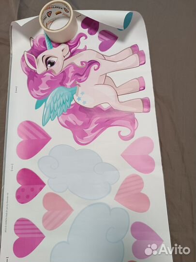 Наклейка на обои