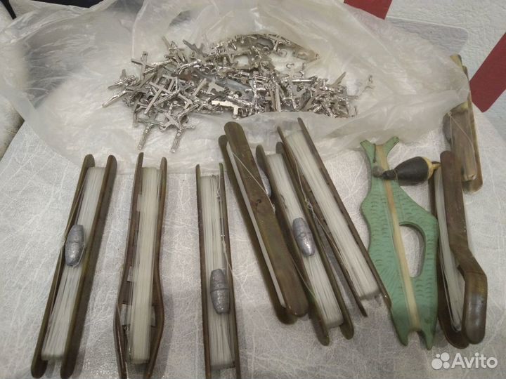 Леска с поплавками и крючками