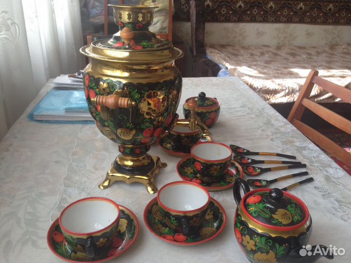 Самовар с посудой