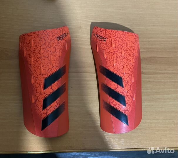 Футбольные щитки адидас