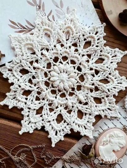 Рельефная салфетка ручной работы