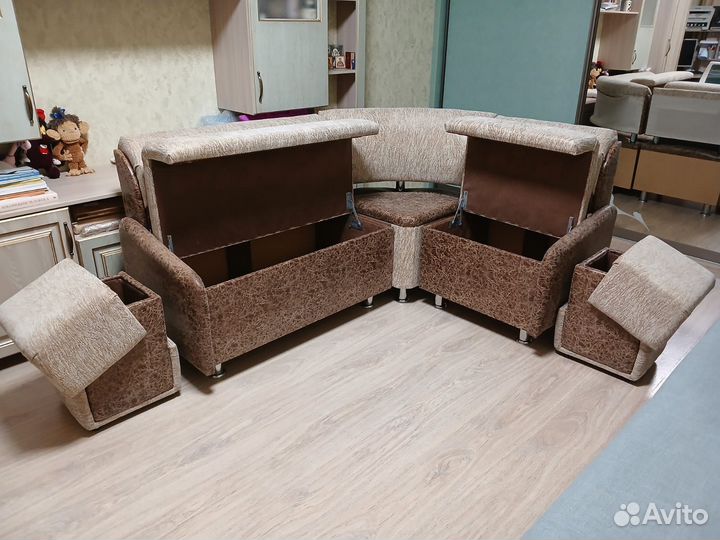 Угловой диван на кухню