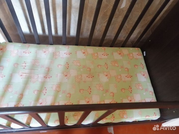 Детская кроватка с маятником и комодом