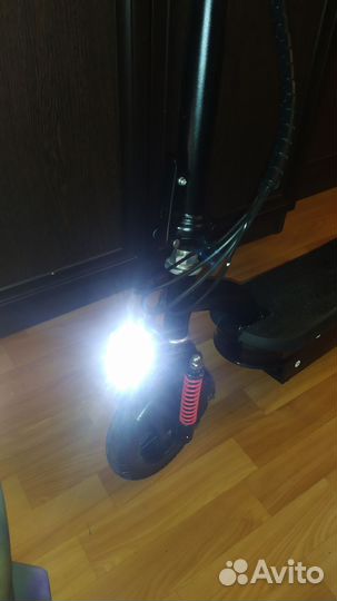 Электросамокат красно-черный