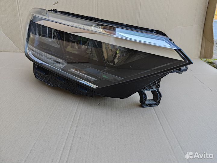 Фара правая LED Volkswagen Polo 6 Liftback