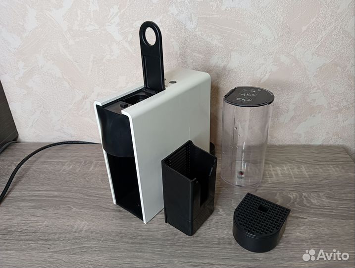 Капсульная кофемашина Nespresso essenza mini c30